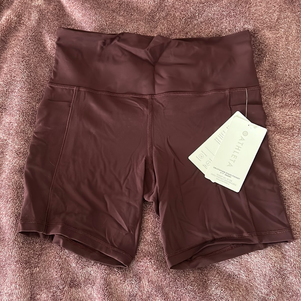 Athleta salutation stash shorts